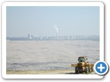 Zdjęcie, na którym prócz kopalni można równiez dostrzec w oddali elektrownię Turów.
